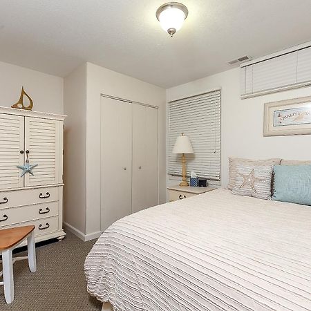 Beautiful 2 Bedroom Lakeside Condo At The Shores Травърс Сити Екстериор снимка
