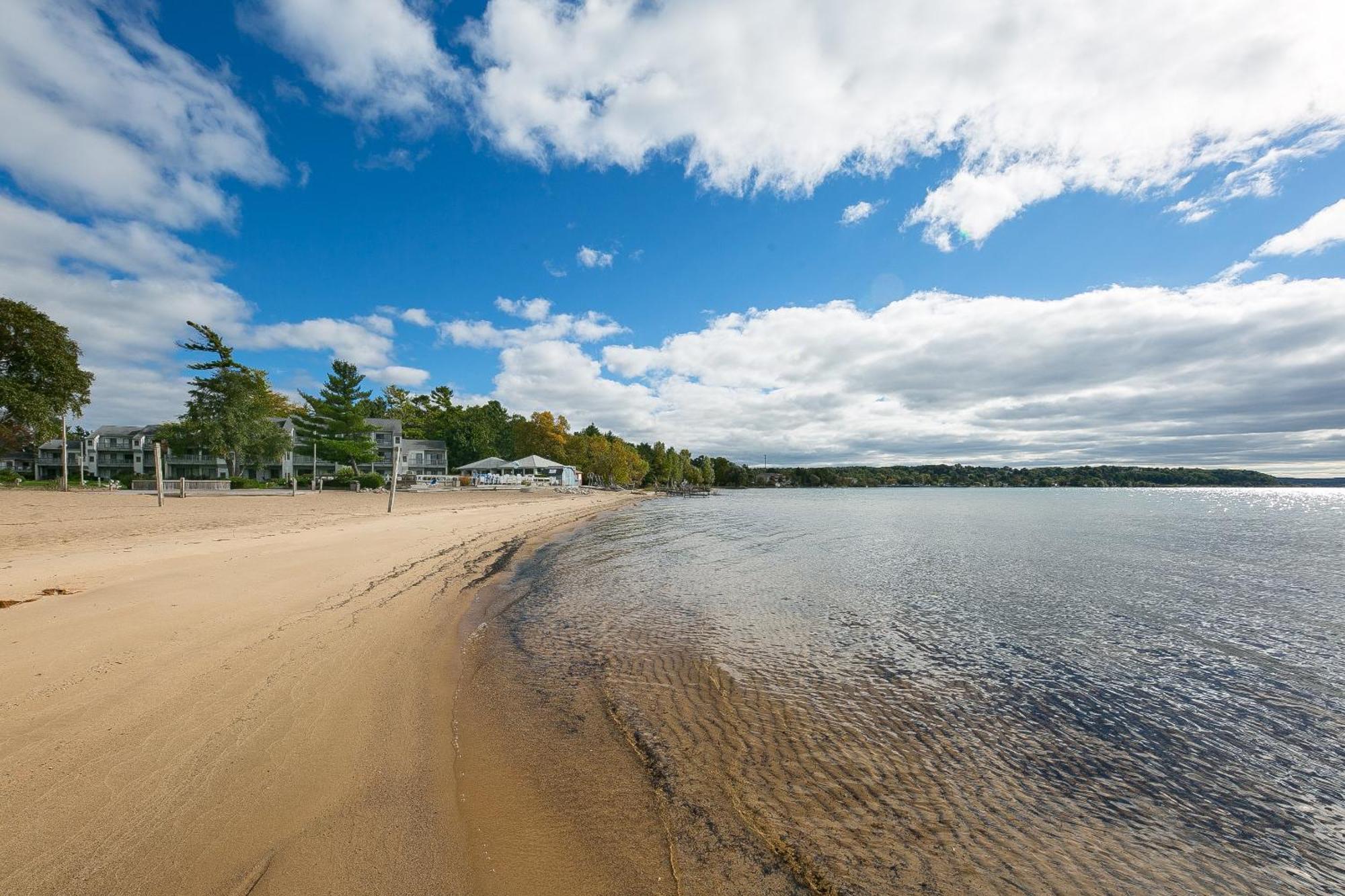 Beautiful 2 Bedroom Lakeside Condo At The Shores Травърс Сити Екстериор снимка